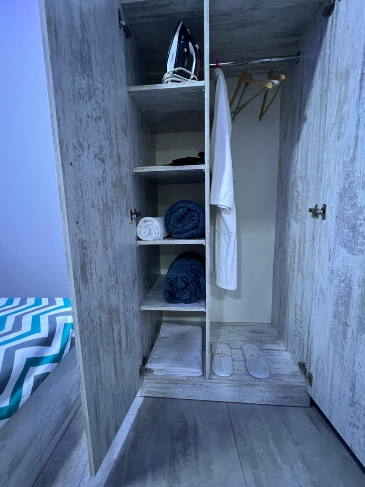 Cool Blue Interior Self Check In Apartment Yerevan Luaran gambar